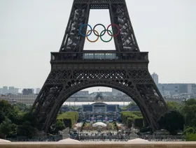 سياح يسيرون بالقرب من برج إيفل في وسط باريس، فرنسا - المصدر: بلومبرغ