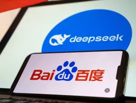 شعار "بايدو" على شاشة هاتف ذكي وفي الخلفية شعار "ديب سيك" على شاشة كمبيوتر محمول - بلومبرغ