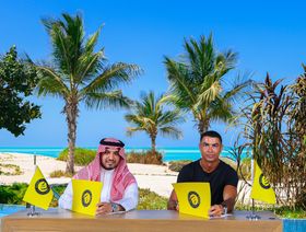 كريستيانو رونالدو خلال توقيع عقده الجديد مع رئيس نادي النصر السعودي عبدالله الماجد - الشركة