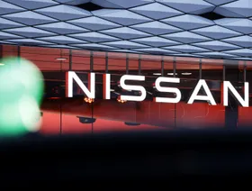 شعار شركة "نيسان" أعلى أحد معارضها - بلومبرغ