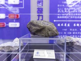 مجموعة من المعادن النادرة خلال معرض أقيم في منطقة منغوليا الداخلية بالصين - بلومبرغ