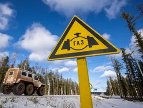 علامة خط أنابيب الغاز فوق سطح الأرض في حقل النفط والغاز والمكثفات لشركة غازبروم "تشاياندينسكوي"، المورد الرئيسي لخط أنابيب "باور أوف سيبيريا" التابع لـ"غازبروم"، في منطقة لينسك بجمهورية ساخا، روسيا - المصدر: بلومبرغ