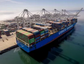 سفينة شحن تابعة لشركة 'كوسكو شيبينغ هولدينغز' الصينية في ميناء لونغ بيتش في لونغ بيتش، كاليفورنيا، الولايات المتحدة. - بلومبرغ