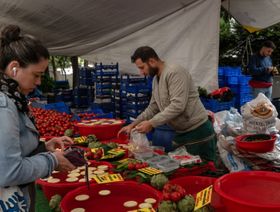 بائع يقوم بإعداد الخرشوف للبيع في سوق الجمعة في إسطنبول، تركيا - بلومبرغ