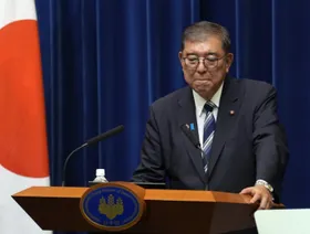 لماذا يستقيل رئيس وزراء اليابان بعد عام على توليه؟