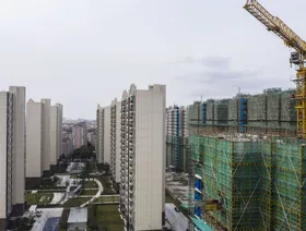 المباني السكنية تحت الإنشاء في مشروع مدينة فينيكس السكني، الذي طورته شركة "كانتري غاردن"، في شنغهاي، الصين. - المصدر: بلومبرغ