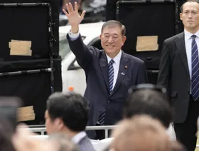 شيغيرو إيشيبا، رئيس الحزب الحكم الجديد، وهو يحي مؤيديه في طوكيو، اليابان - المصدر: بلومبرغ