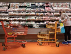 متسوقة في قسم اللحوم لدى متجر بقالة في تورنتو ، أونتاريو ، كندا - المصدر: بلومبرغ