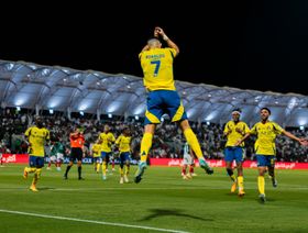 البرتغالي رونالدو يحتفل بتسجيله هدفاً لنادي النصر في مرمى الاتفاق خلال مباراة الفريقين ببطولة الدوري السعودي هذا الموسم - الشرق/بلومبرغ