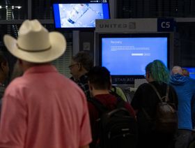 شاشة "مايكروسوفت ويندوز" معطّلة عند بوابة صعود طائرة "يونايتد إيرلاينز" في مطار جورج بوش الدولي في هيوستن، تكساس، في 19 يوليو 2024 - بلومبرغ