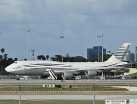 طائرة بوينغ 747 القطرية على مدرج مطار بالم بيتش الدولي بعد أن قام دونالد ترمب بجولة على متنها في 15 فبراير 2025 - بلومبرغ