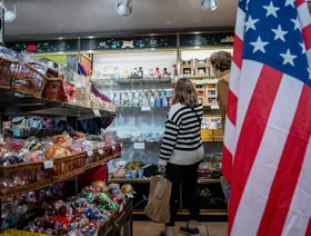 عميلان يتسوقان في أحد المتاجر الأميركية - بلومبرغ