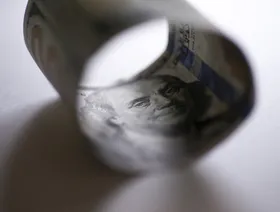 ورقة نقدية من عملة الدولار الأميركي - بلومبرغ