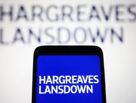 شعار شركة "هارغريفز لانسداون" على شاشة هاتف ذكي - أ.ف.ب