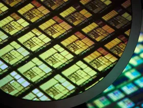 صورة لرقاقة أشباه موصلات معروضة في متحف الابتكار التابع لشركة "تايوان سيميكوندكتور مانوفاكتشورينغ" في مدينة هسينشو، تايوان - بلومبرغ