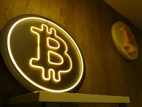 ملياردير أميركي: على المستثمرين الاحتفاظ بقليل من \"بتكوين\"