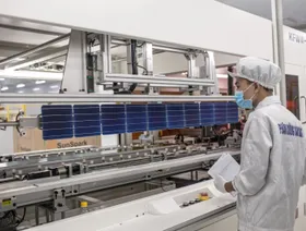عامل يفحص خلايا كهروضوئية تمر عبر خط إنتاج في منشأة تصنيع في فونغ تاو، فيتنام - بلومبرغ