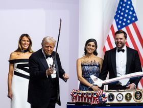 الرئيس الأميركي دونالد ترمب يرفع سيفاً بعد تقطيع كعكة الاحتفال بتنصيبه رئيساً للولايات المتحدة، فيما تظهر خلفه السيدة الأولى ميلانيا ترمب، وعلى يساره السيدة الثانية أوشا تشيلوكوري فانس ونائب الرئيس جيه دي فانس، خلال حفل التنصيب الرئاسي الستين في واشنطن العاصمة، 20 يناير 2025. - بلومبرغ