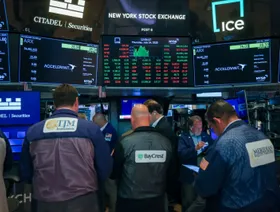 متعاملون داخل بورصة نيويورك في 24 يوليو 2025. - بلومبرغ