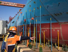 كوريا الجنوبية تغري ترمب بشراكة في بناء السفن لإبرام اتفاق تجاري