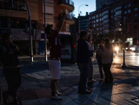 أحد السكان يبحث عن إشارة هاتف أثناء انقطاع التيار الكهربائي في مدريد، إسبانيا، يوم الاثنين 28 أبريل 2025. - بلومبرغ
