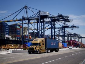 رافعات حاويات في منشأة "يوسن ترمينالز" (Yusen Terminals) في ميناء لوس أنجلوس، ولاية كاليفورنيا - بلومبرغ