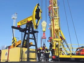 عمال يجهزون مضخة نفط في حقل تابع لشركة "روسنفت" الروسية، روسيا - بلومبرغ