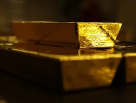 سبائك ذهبية وزنها 12.5 كيلوغرام في مصفاة المعادن "فالكامبي" في باليرنا، سويسرا. 24 أبريل 2018 - بلومبرغ