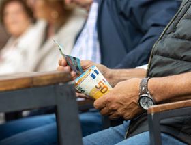 عميل يدفع بأوراق نقدية من اليورو في بريمن، ألمانيا - بلومبرغ