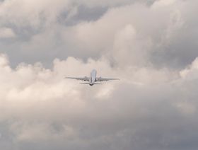 طائرة من طراز "بوينغ 737 ماكس 8" تحلق في الجو - بلومبرغ
