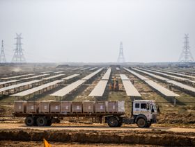 شاحنة تنقل مواد في مجمع للطاقة المتجددة تابع لشركة "أداني غرين إنرجي"في خافدا بولاية جوجارات الهندية - بلومبرغ