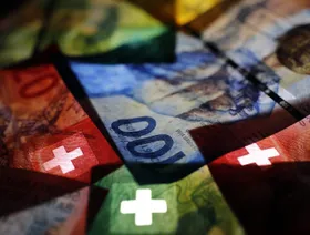 أوراق نقدية من الفرنك السويسري. يتجه الفرنك السويسري نحو تسجيل أعلى مستوياته في عقد مقابل اليورو، مع تصاعد الطلب على الملاذات الآمنة - بلومبرغ