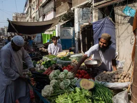 بائع خضار في سوق في كراتشي في باكستان - المصدر: بلومبرغ