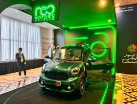 سيارة كهربائية لشركة "نيو موتورز" المغربية معروضة في فندق في العاصمة الرباط، على هامش اليوم الوطني للصناعة - الشرق