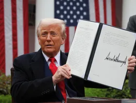 محكمة التجارة الأميركية توقف رسوم ترمب المتبادلة