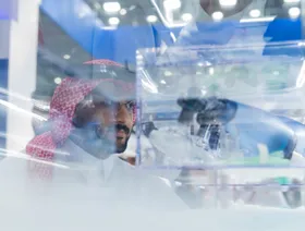 مشارك في فعاليات ملتقى الصحة العالمي يجرب أحد الابتكارات الطبية - الشركة