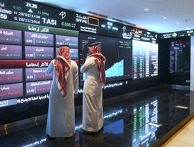 مستثمران يتابعان تحركات الأسهم في سوق المال السعودية "تداول"، الرياض، المملكة العربية السعودية. - المصدر: بلومبرغ