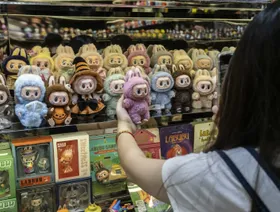 دمى "لابوبو" معروضة في معرض الذكرى العاشرة "Monsters by Monsters: Now and Then" لشركة "بوب مارت" في شنغهاي في أكتوبر - بلومبرغ