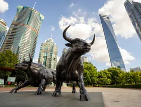 الأسواق تحبس أنفاسها.. الأسهم تقفز والدولار يترنح قبيل تقرير الوظائف الأميركية