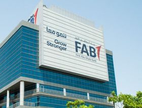 شعار بنك أبوظبي الأول يزين واجهة مقر المصرف في أبوظبي، الإمارات العربية المتحدة - المصدر: بلومبرغ