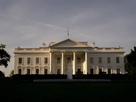 واشنطن تبدأ تسريح الموظفين الفيدراليين مع استمرار الإغلاق الحكومي