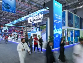 مارة أمام جناح شركة موبايلي في ملتقى الصحة العالمي 2025 - الشركة