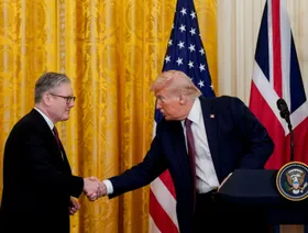 الرئيس الأميركي دونالد ترمب ورئيس الوزراء البريطاني كير ستارمر يتصافحان في البيت الأبيض بعد مؤتمر صحفي مشترك. 27 فبراير 2025 - بلومبرغ