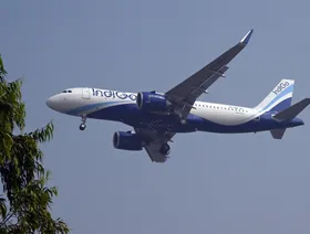 طائرة ركاب تشغلها شركة "إنديغو" الهندية - بلومبرغ