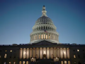 مبنى الكابيتول الأميركي في واشنطن العاصمة مع التركيز بشكل خاص على القبة والتي تظهر مضاءة في سماء زرقاء داكنة - بلومبرغ