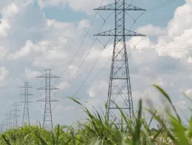 كيف تستطيع البطاريات الكبيرة منع انقطاع الكهرباء في الصيف؟