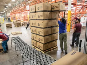 تقلبات الرسوم الجمركية الأميركية تنعش مخازن كندا