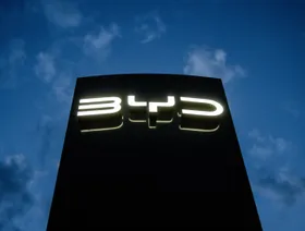 شعار "بي واي دي" الصينية يظهر مضاءً باللون الأبيض على خلفية سوداء ويتكون من الأحرف الأولى للشركة بتصميم عصري وأنيق - بلومبرغ