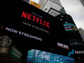 لافتة ضخمة تعرض شعار شركة "نتفلكس" بجوار سوق ناسداك في نيويورك، الولايات المتحدة في 21 يناير 2022 - المصدر: بلومبرغ
