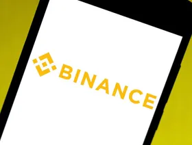 شعار "بينانس" على هاتف ذكي - المصدر: بلومبرغ